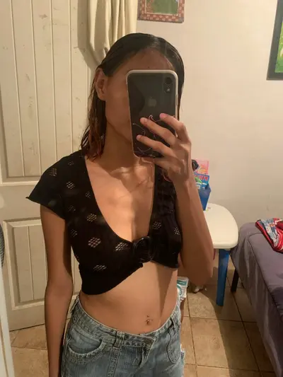 Le encanta enseñar sus ricas tetas a la putita de Lesli Michel 🤭 cover image