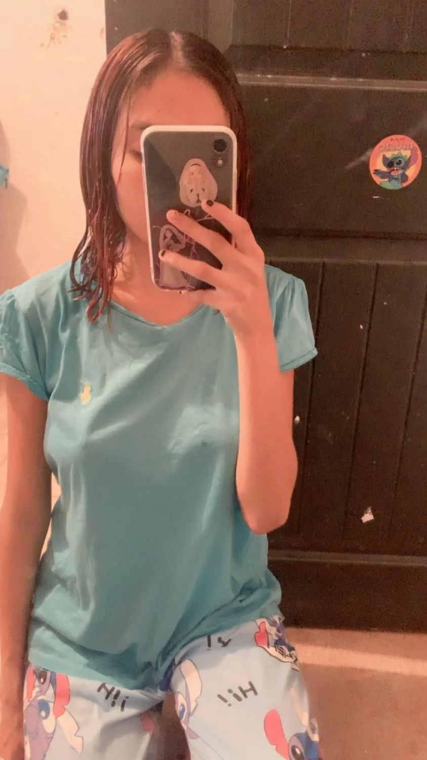Le encanta enseñar sus ricas tetas a la putita de Lesli Michel 🤭 image 5