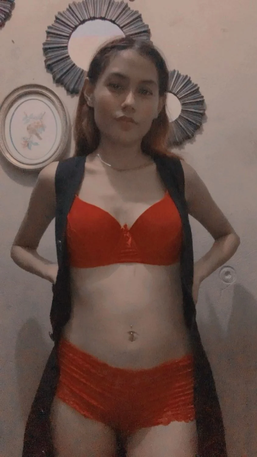 Le encanta enseñar sus ricas tetas a la putita de Lesli Michel 🤭 image 8