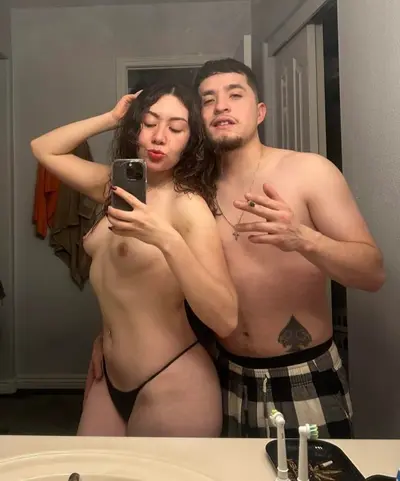Seguidor vazou a namorada, está louco pra ver a putinha branca em outra rola cover image