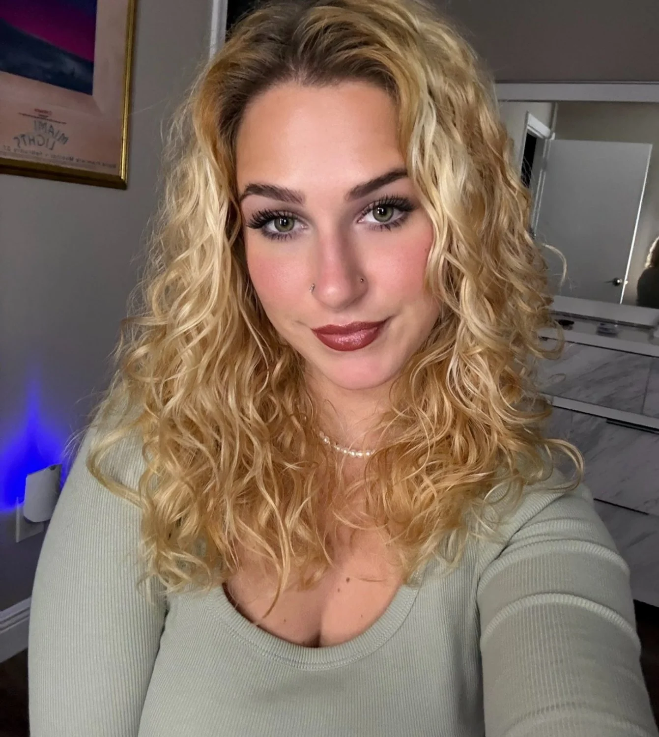 Horny blonde pawg fucks bbc in hotel room main image
