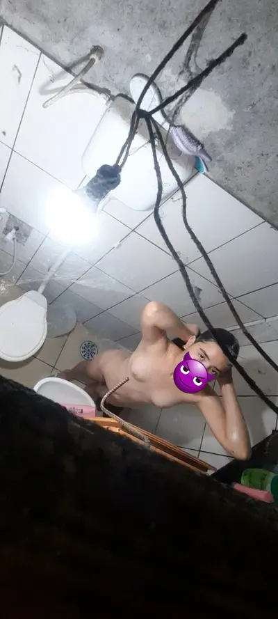 Branquinha bucetinha peluda e dos peito pequeno flagrada no banho 💦 cover image