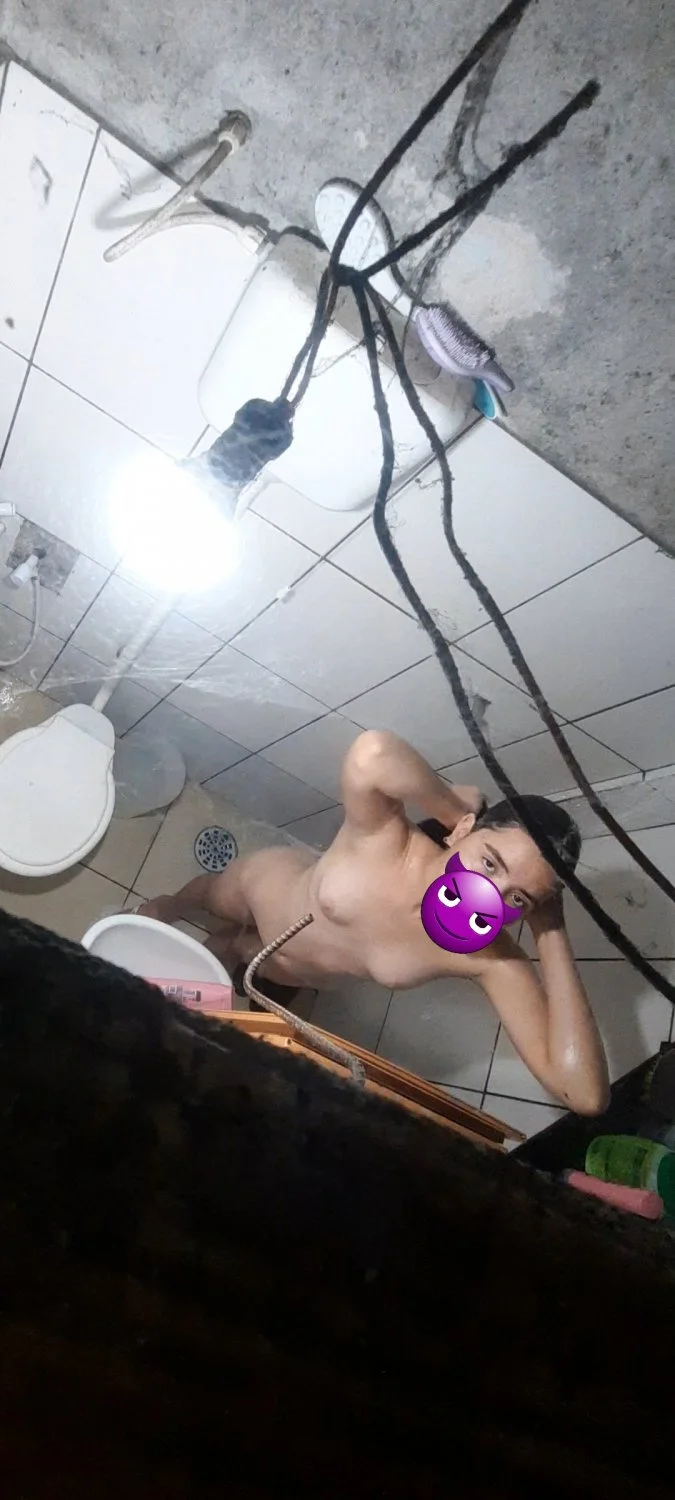 Branquinha bucetinha peluda e dos peito pequeno flagrada no banho 💦 main image