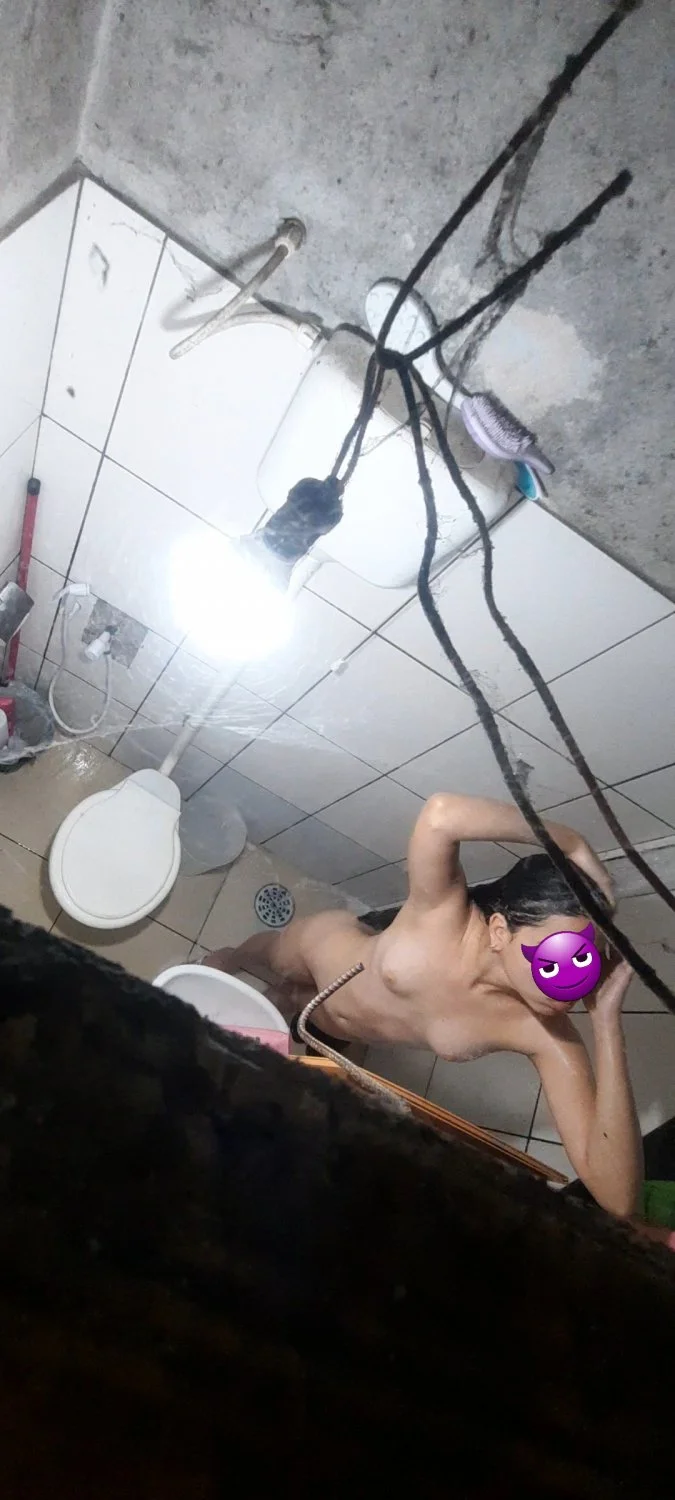 Branquinha bucetinha peluda e dos peito pequeno flagrada no banho 💦 image 4