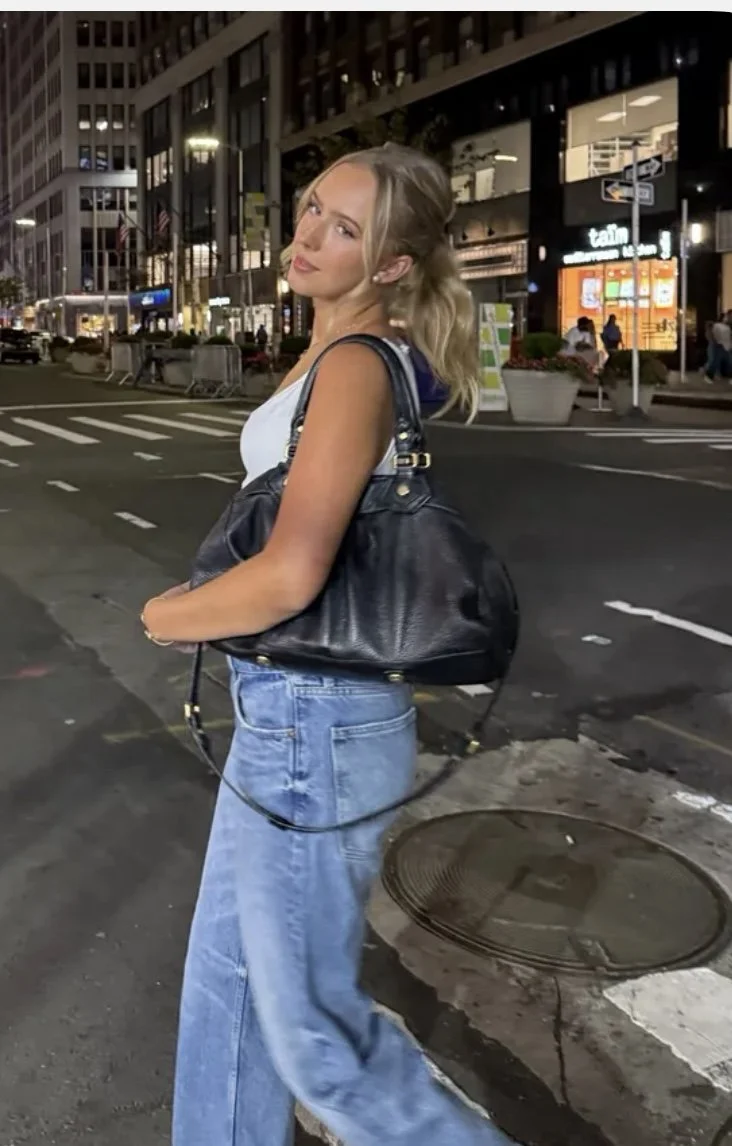 Dm if you know this blonde beauty image 3