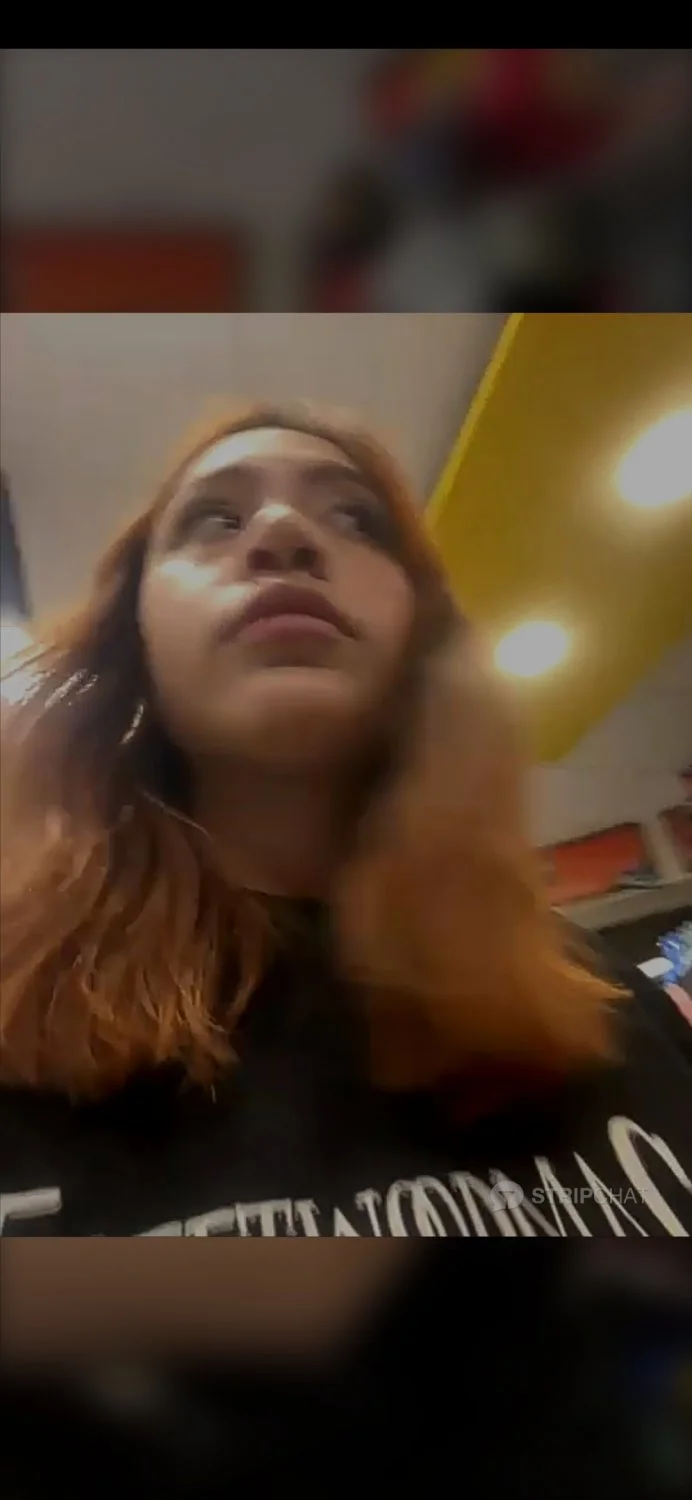 Chica del Oxxo enseñando tetas y panocha parte 1 image 2