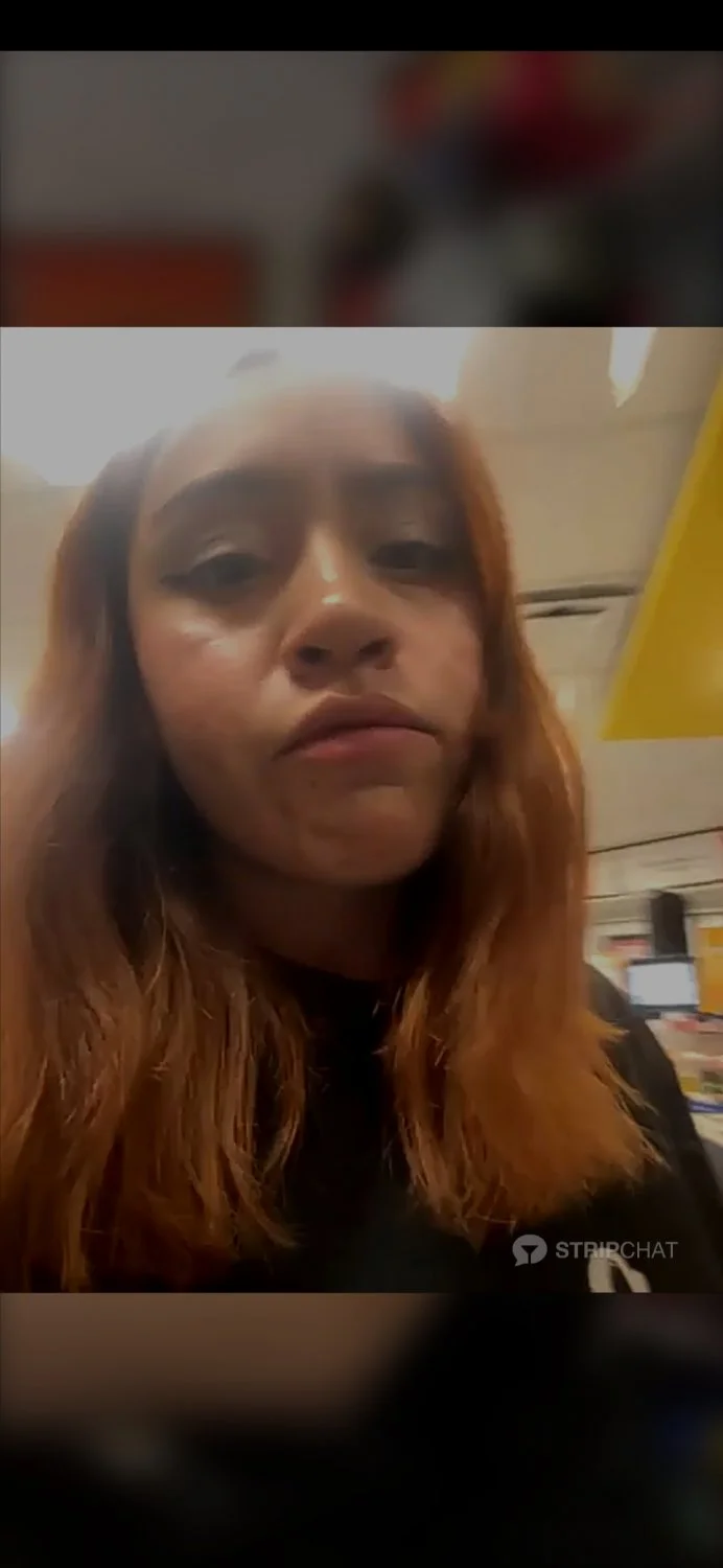 Chica del Oxxo enseñando tetas y panocha parte 1 image 5