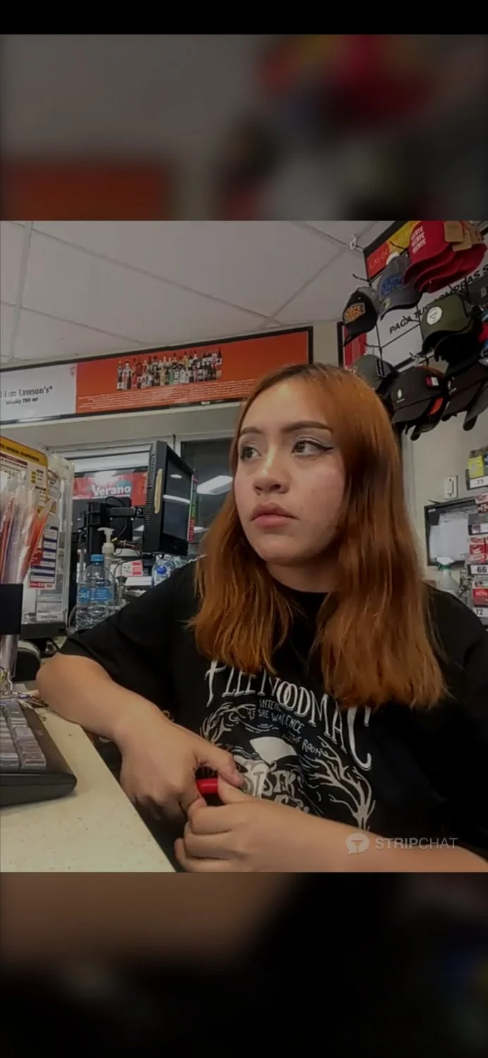 Chica del Oxxo enseñando tetas y panocha parte 1 image 7