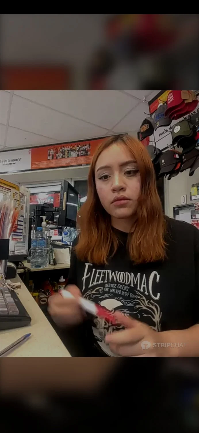 Chica del Oxxo enseñando tetas y panocha parte 1 image 8