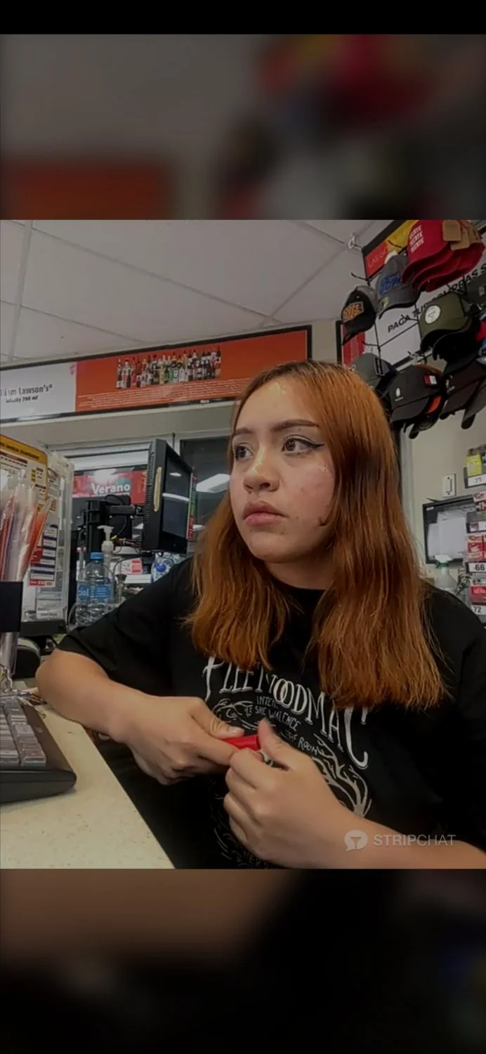 Chica del Oxxo enseñando tetas y panocha parte 1 image 9