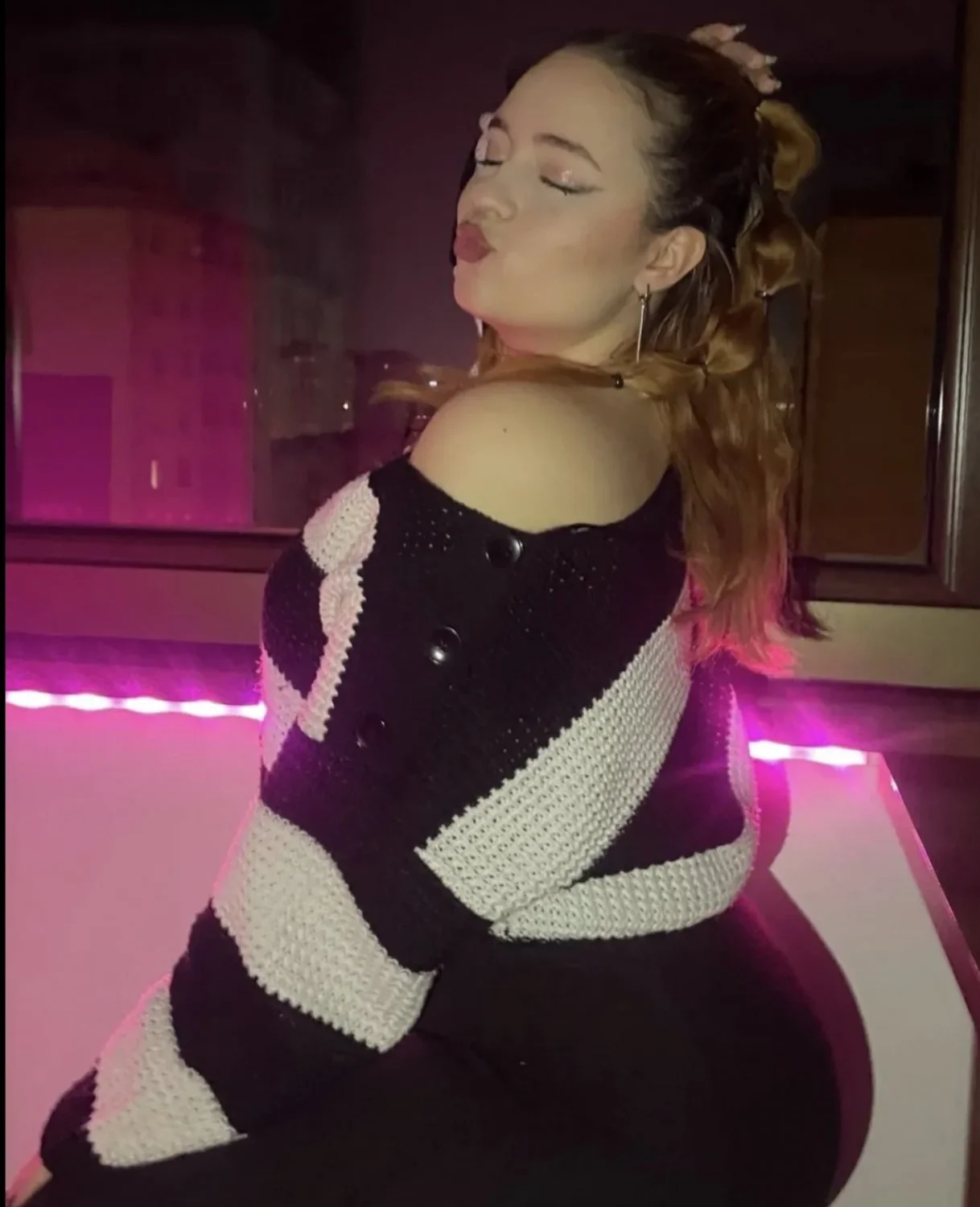 Busty Romanian snowbunny Cristina image 7
