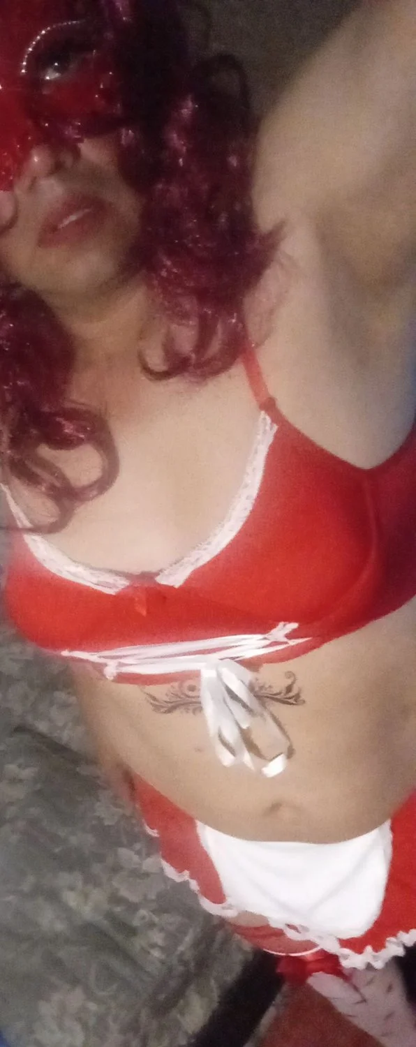 Hoy toca estrenar mi traje de sirvienta caliente image 18