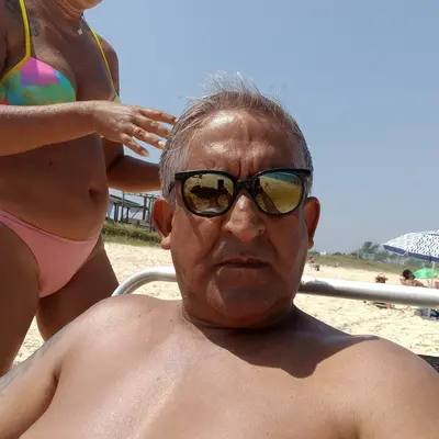 Corno gosta de postar fotos da mulher de bikini, mostrando o bucetão dessa coroa. cover image