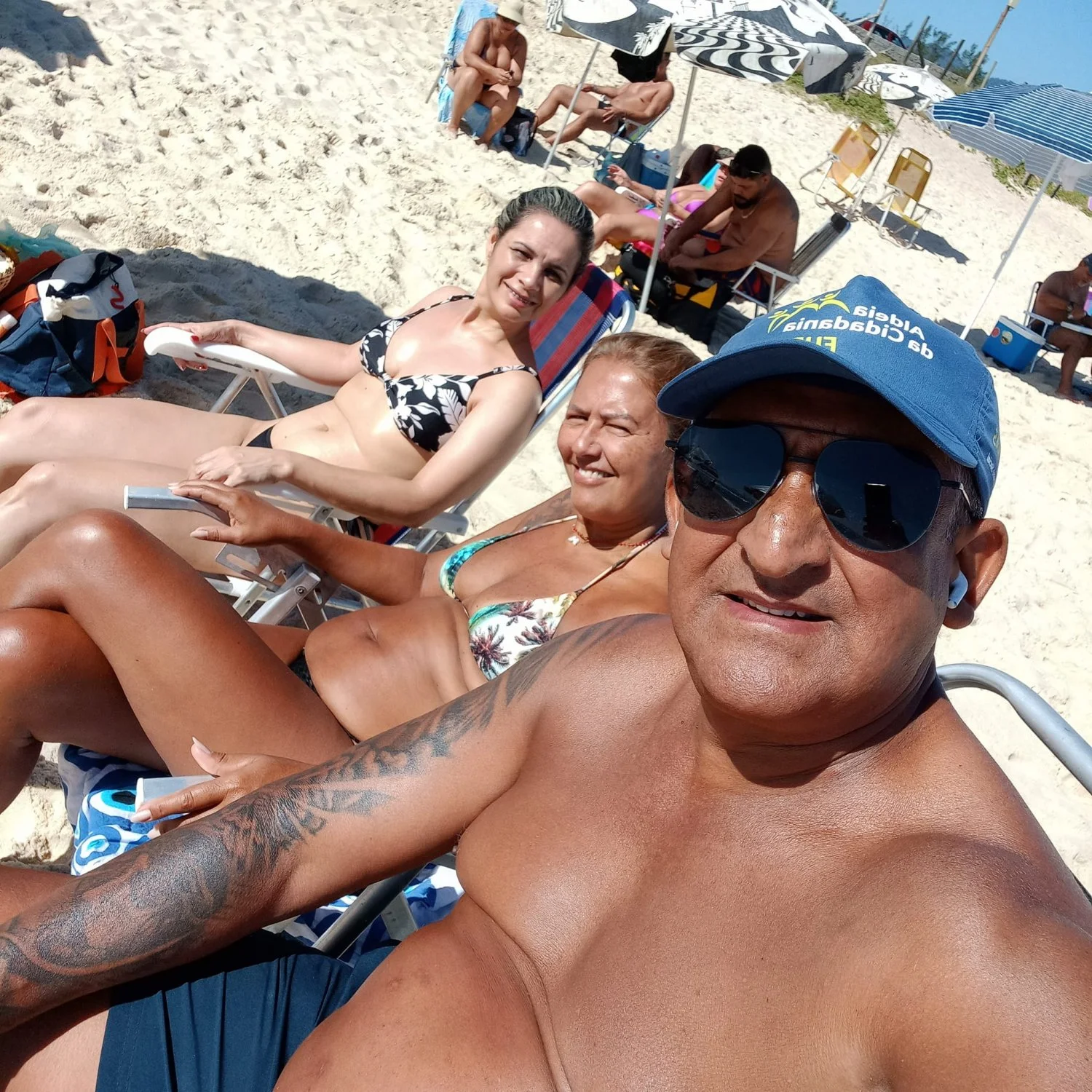 Corno gosta de postar fotos da mulher de bikini, mostrando o bucetão dessa coroa. image 10