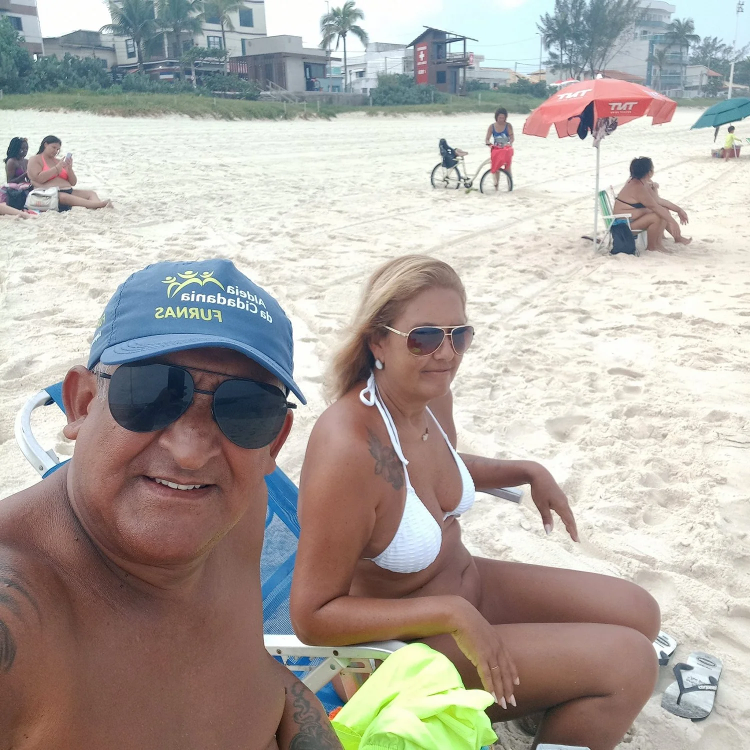Corno gosta de postar fotos da mulher de bikini, mostrando o bucetão dessa coroa. image 11