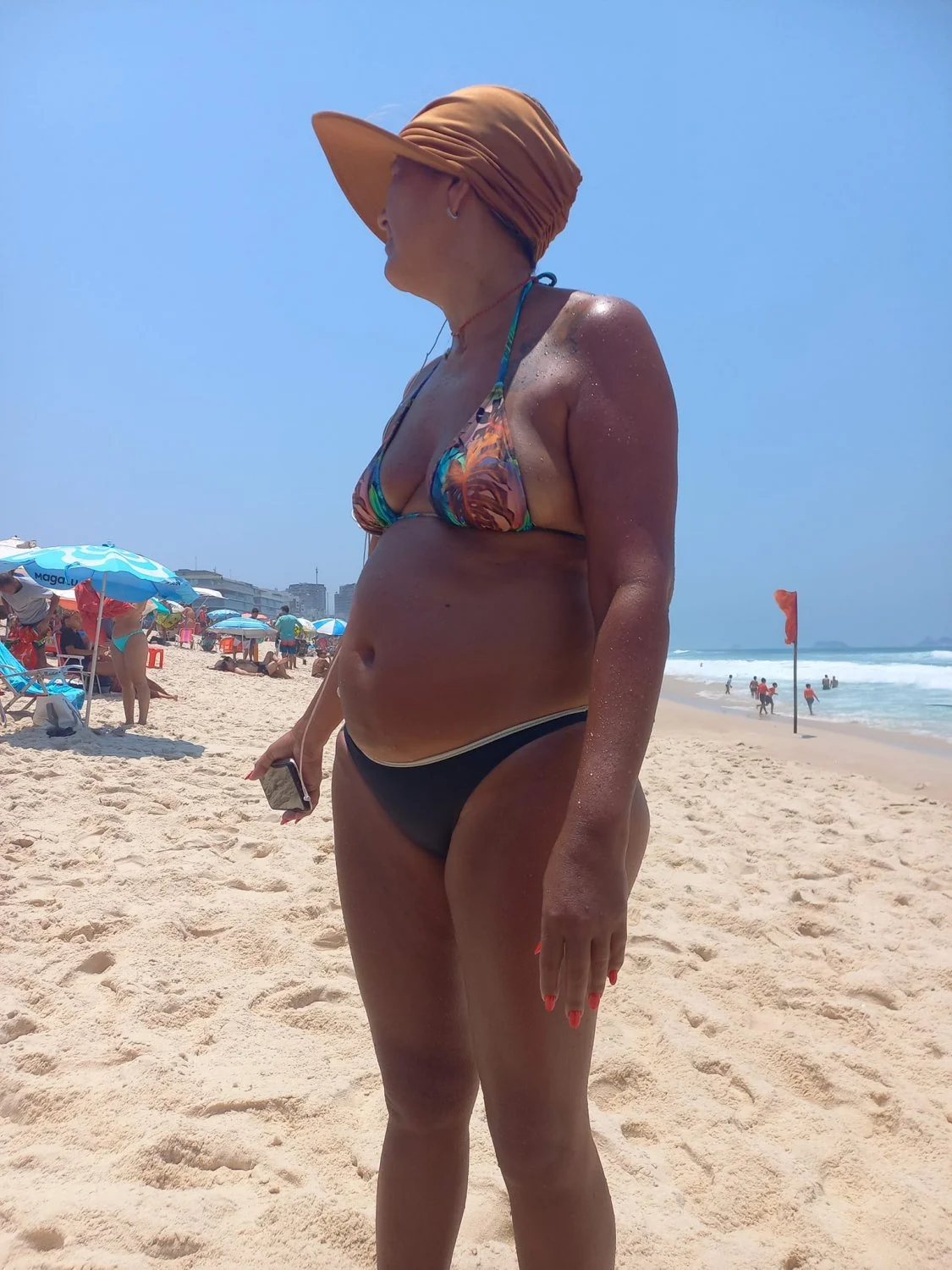 Corno gosta de postar fotos da mulher de bikini, mostrando o bucetão dessa coroa. image 12