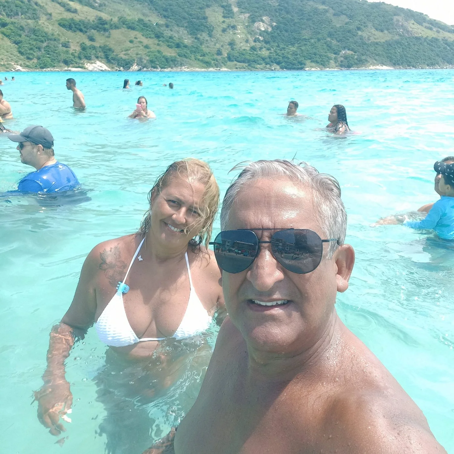Corno gosta de postar fotos da mulher de bikini, mostrando o bucetão dessa coroa. image 13