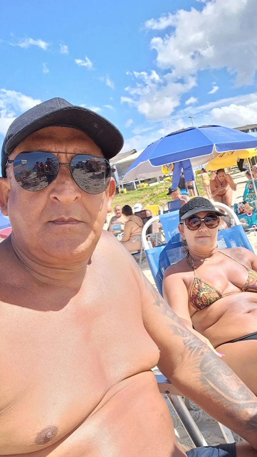Corno gosta de postar fotos da mulher de bikini, mostrando o bucetão dessa coroa. image 15