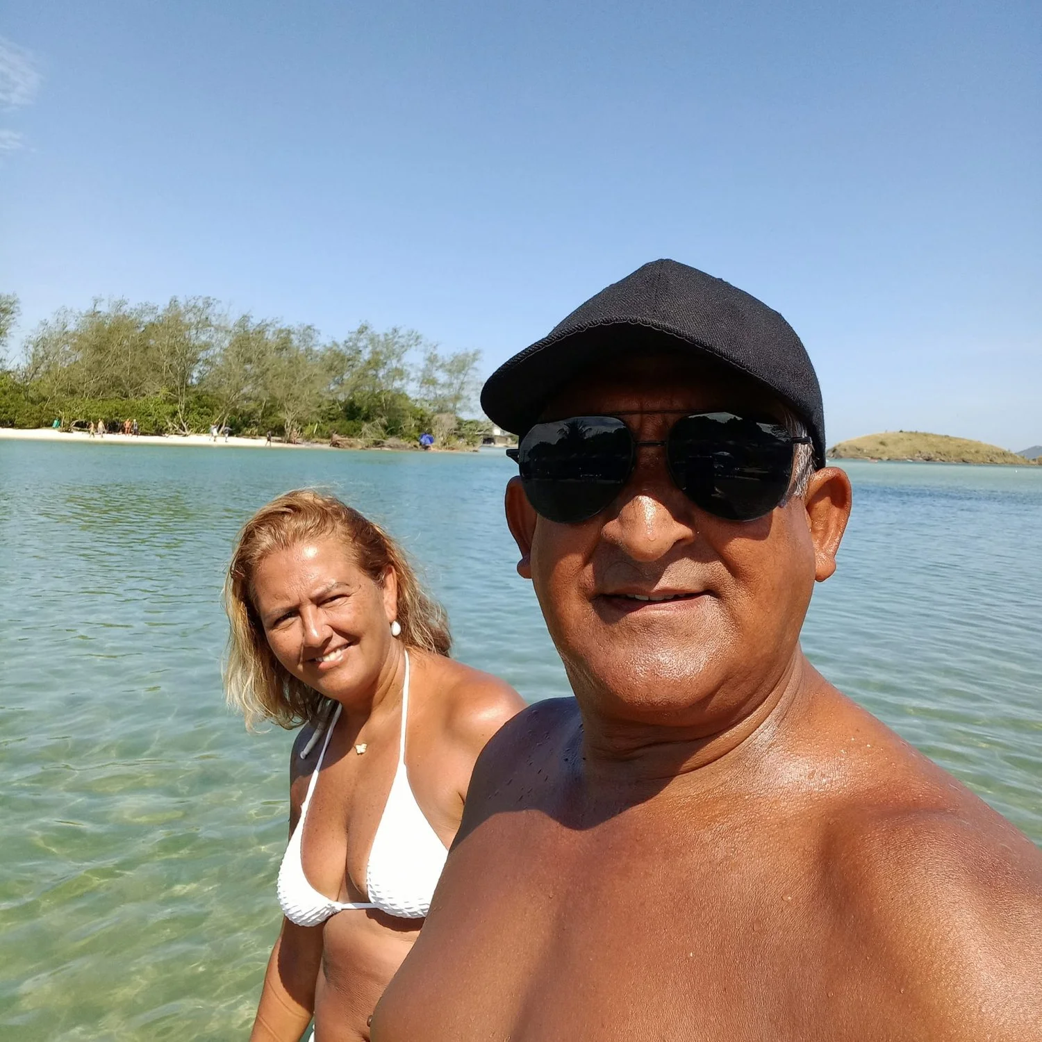 Corno gosta de postar fotos da mulher de bikini, mostrando o bucetão dessa coroa. image 16