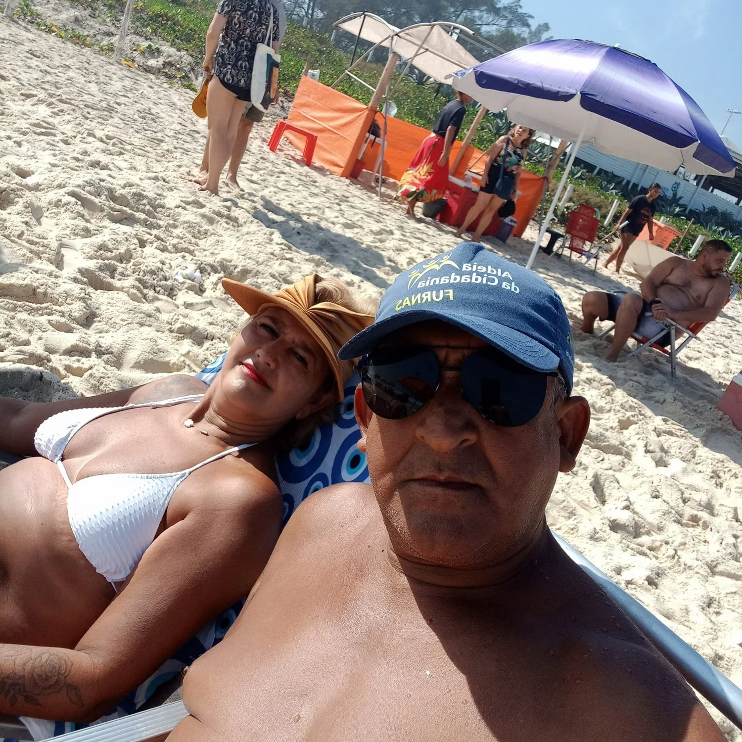 Corno gosta de postar fotos da mulher de bikini, mostrando o bucetão dessa coroa. image 17