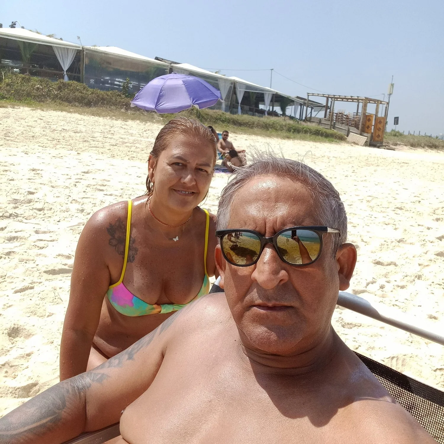 Corno gosta de postar fotos da mulher de bikini, mostrando o bucetão dessa coroa. image 3