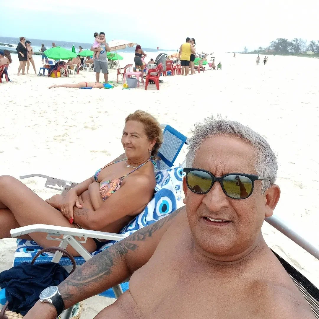 Corno gosta de postar fotos da mulher de bikini, mostrando o bucetão dessa coroa. image 5