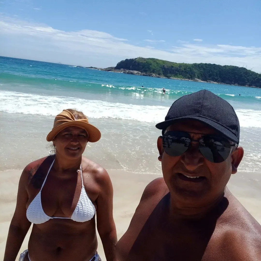 Corno gosta de postar fotos da mulher de bikini, mostrando o bucetão dessa coroa. image 7