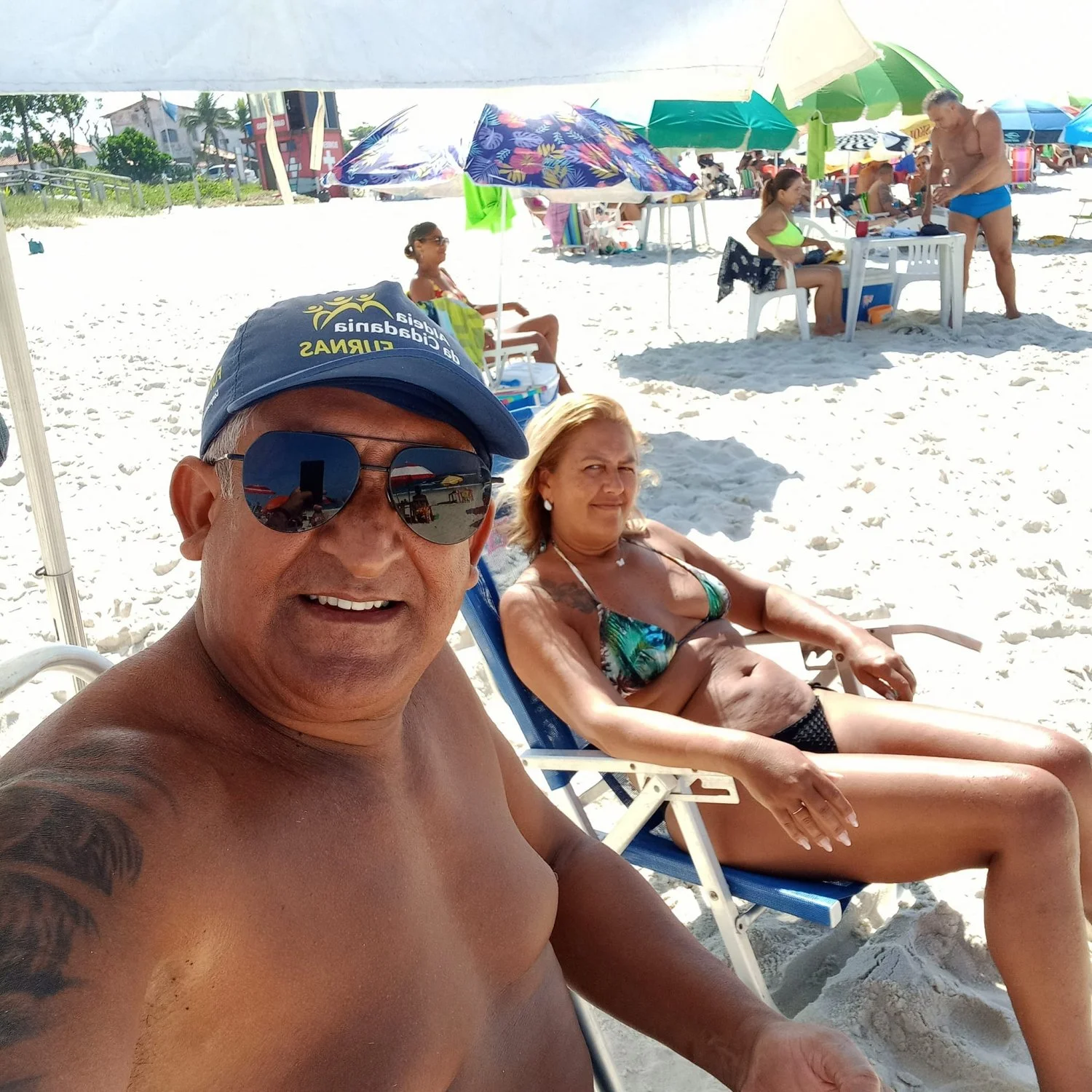Corno gosta de postar fotos da mulher de bikini, mostrando o bucetão dessa coroa. image 8