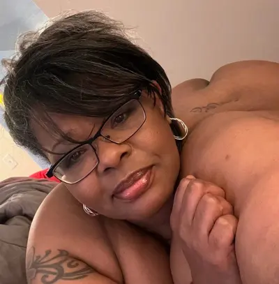 I love myself a sexy mature thick woman 😍😍😍😍 cover image