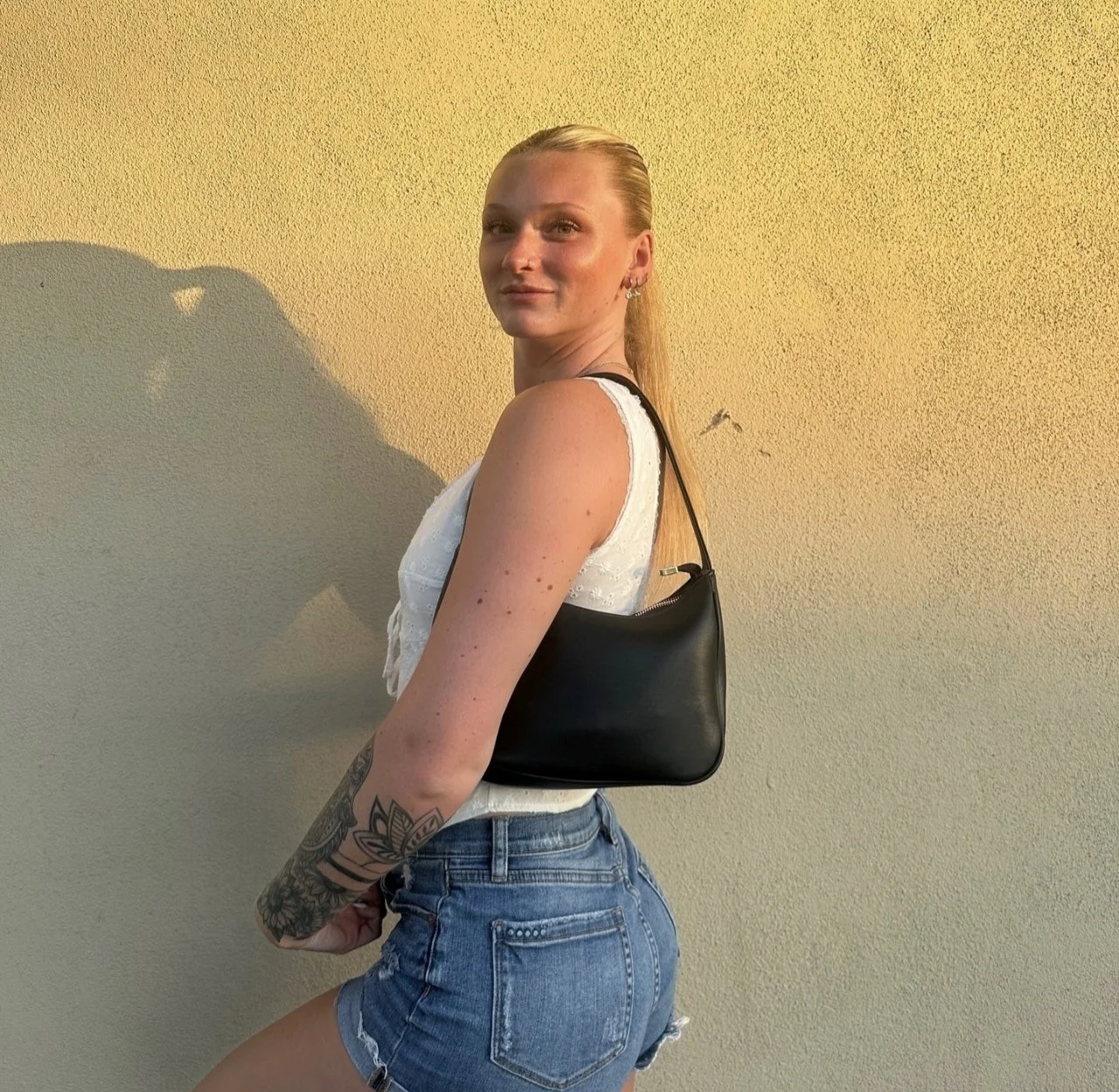 Thick American slut Ashlyn image 3