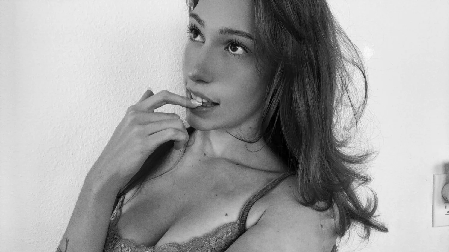 Everyone’s favorite stripper turned slut Liz is already a webslut. Whose slut is next? image 3