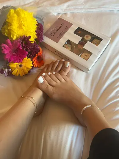 🇬🇧 UK FEET - FEETBYPEACHES cover image