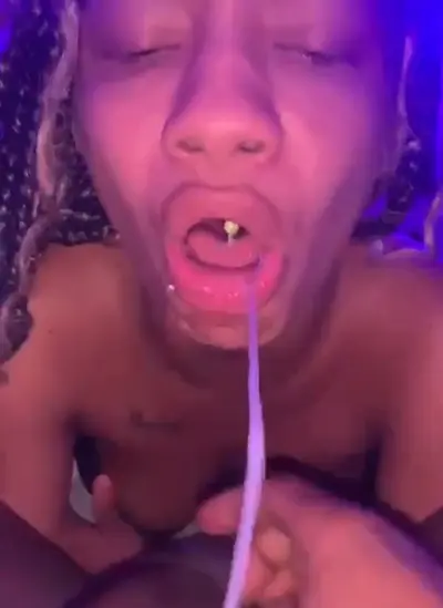 Preta No vi nha chupando roludo até sai leite! cover image