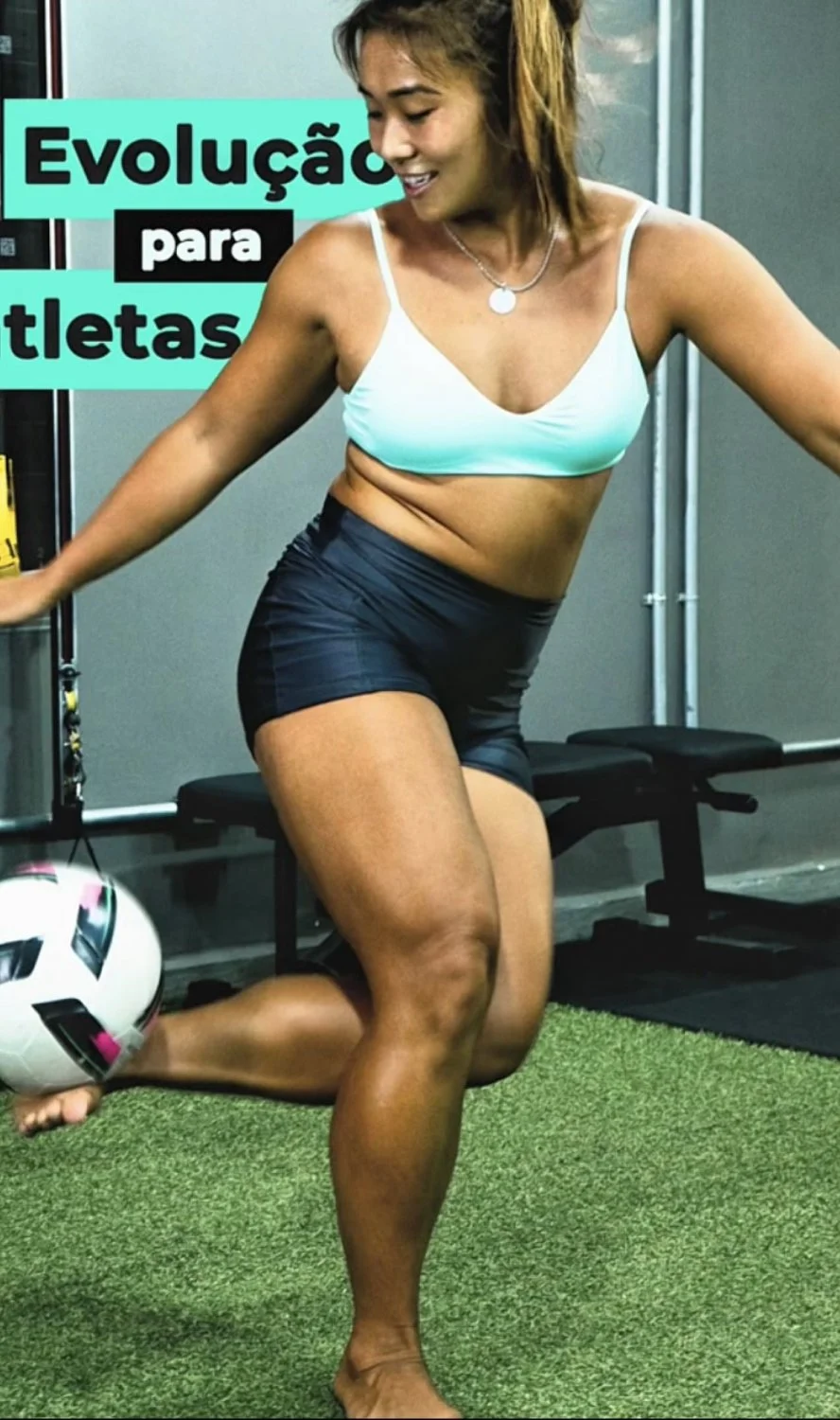 Giulia Araki a Japa Santista do futebol e da putaria: foot worship e cuzinho image 2