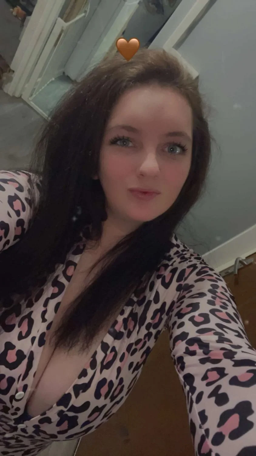 Big Titty UK Slut Sandra image 4
