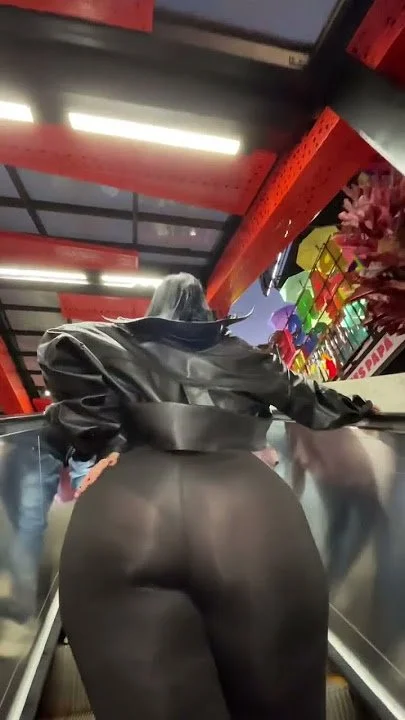 PhAt c0lOmb1An Bo0tY !! image 3