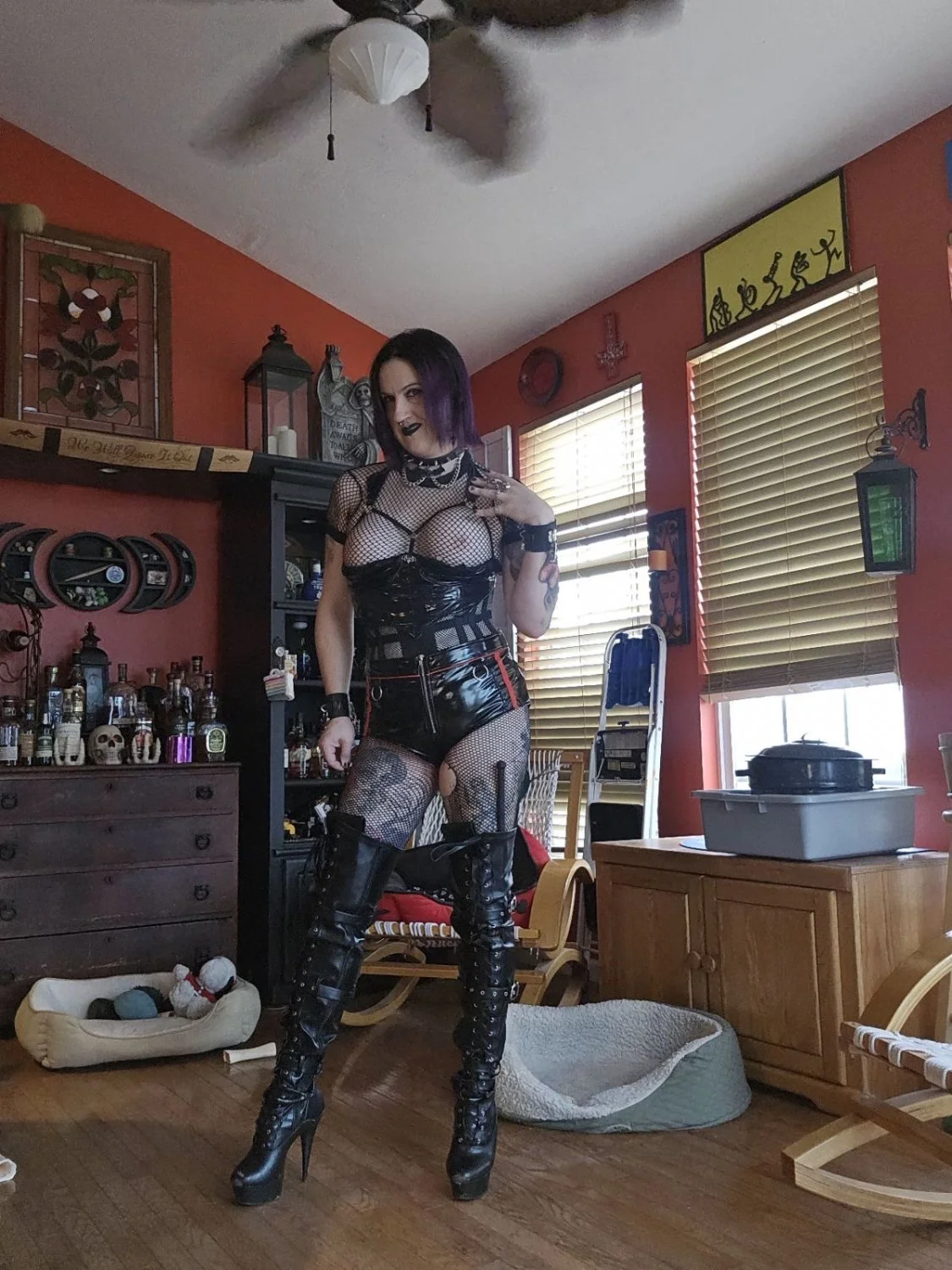 Sissy Tiffany Minx showing off a bit of her dominant side. image 2