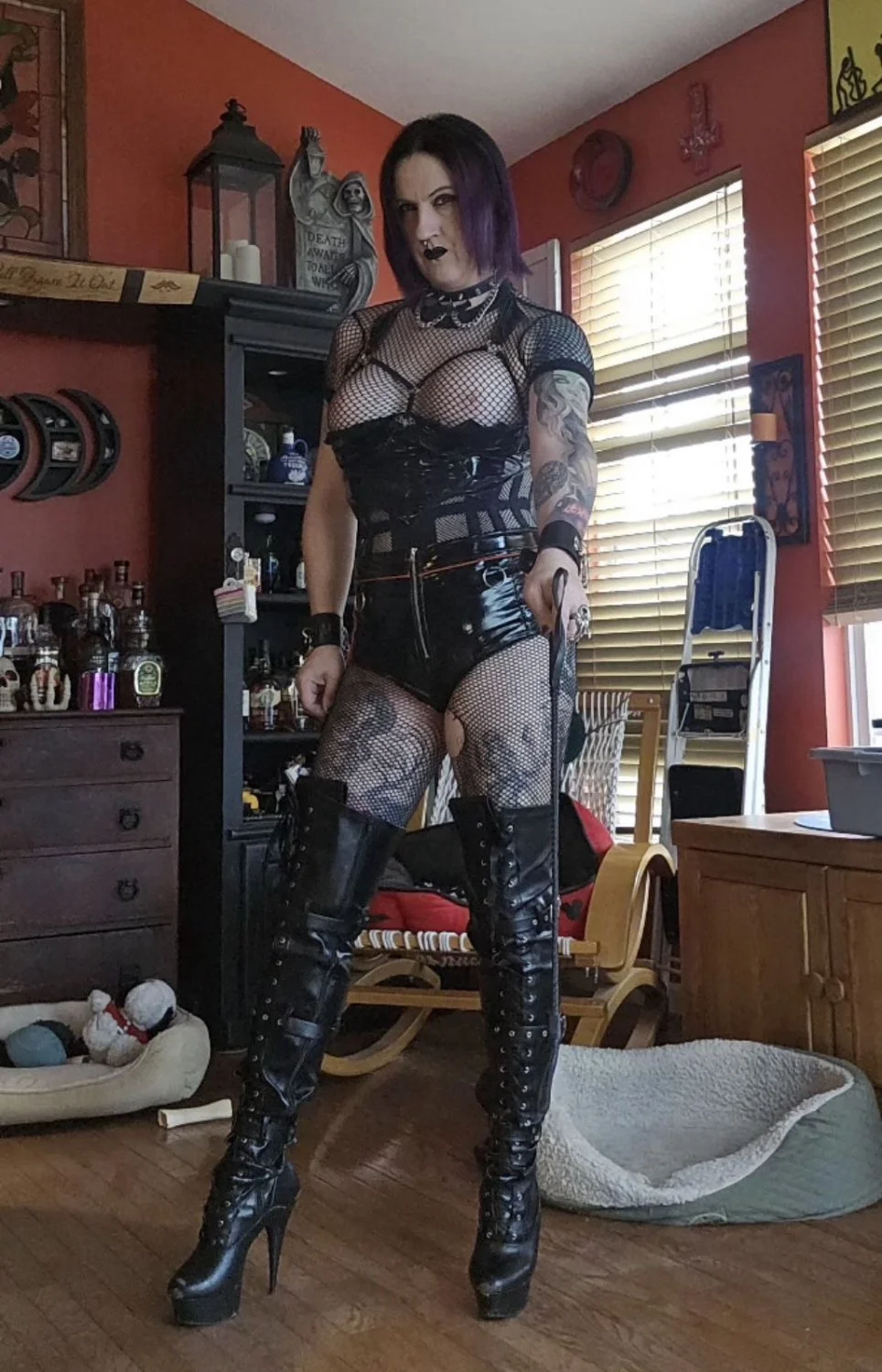 Sissy Tiffany Minx showing off a bit of her dominant side. image 4