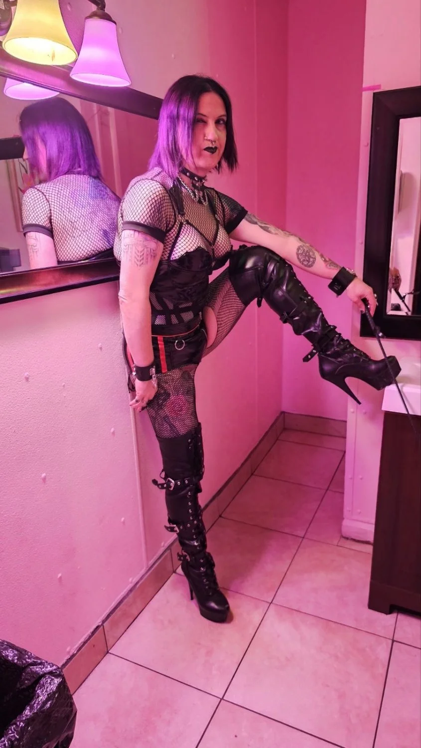 Sissy Tiffany Minx showing off a bit of her dominant side. image 5