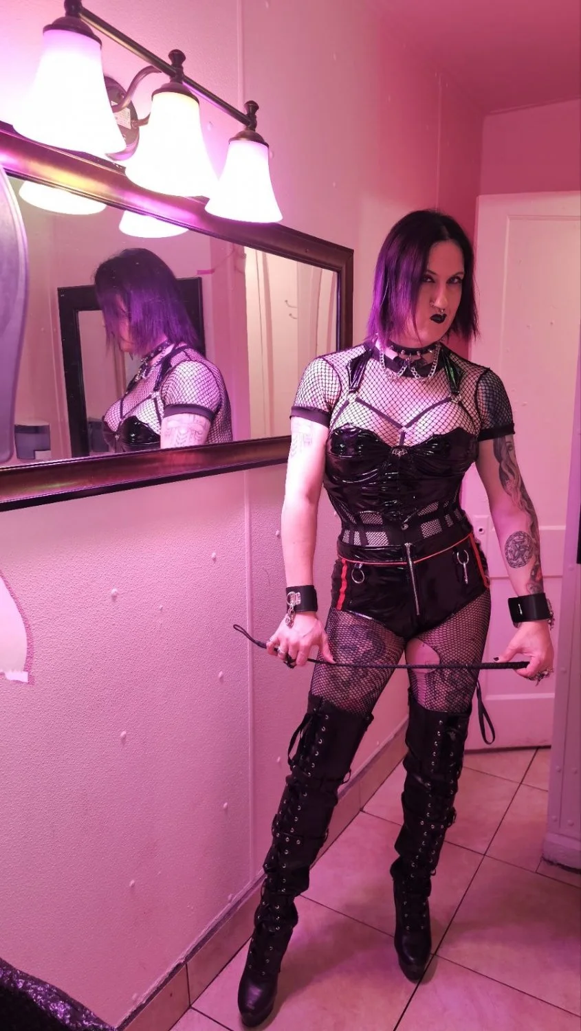 Sissy Tiffany Minx showing off a bit of her dominant side. image 7