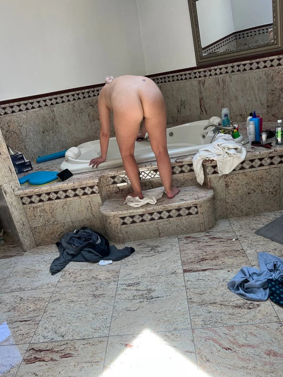 NYC slut showing off her MILF body! main image