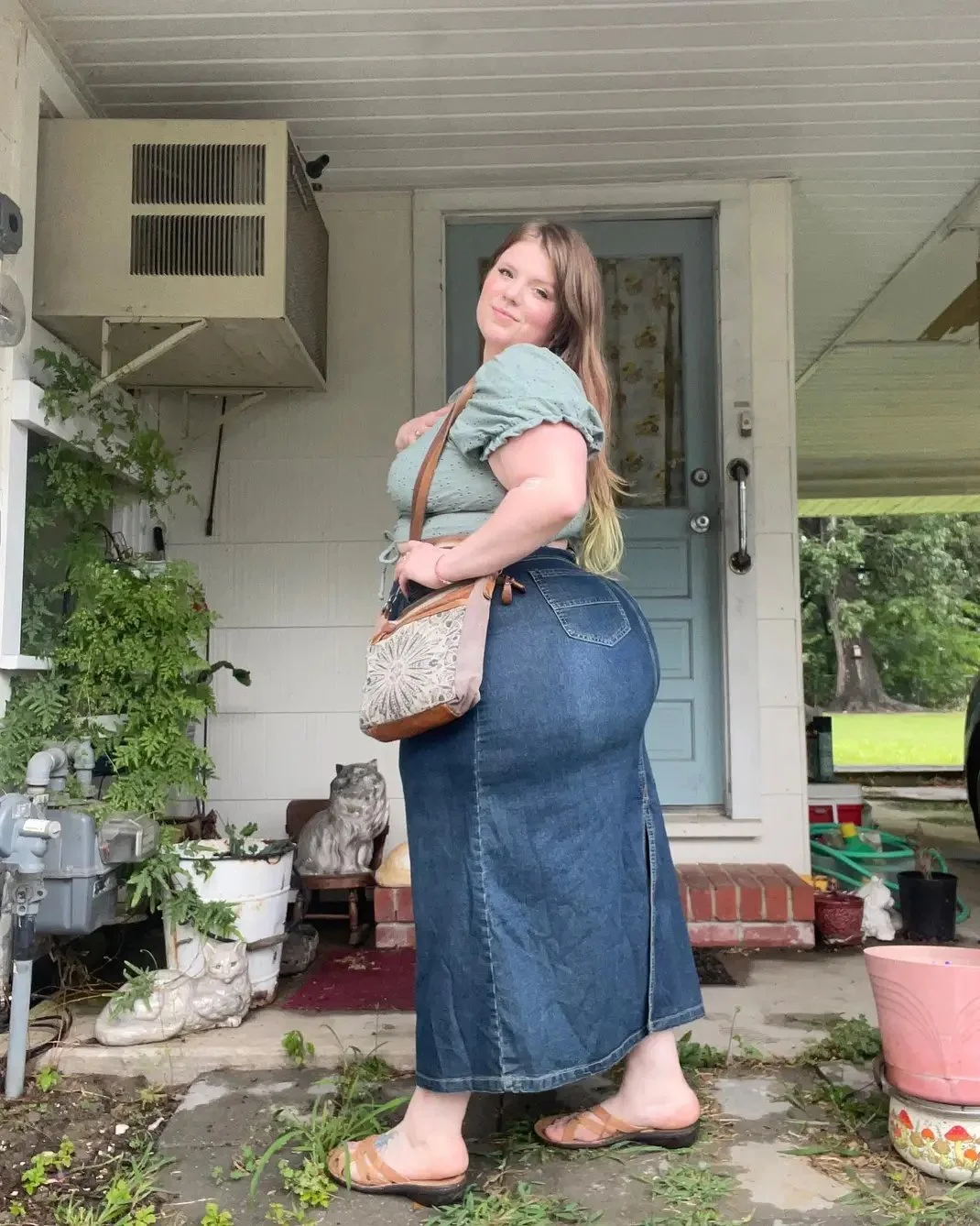 Plump booty image 10