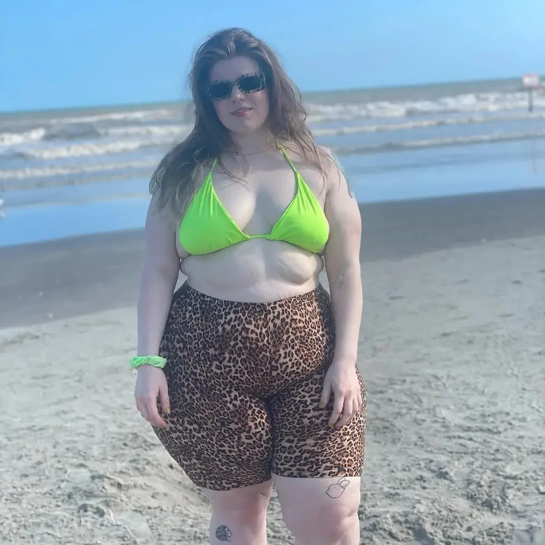 Plump booty image 2