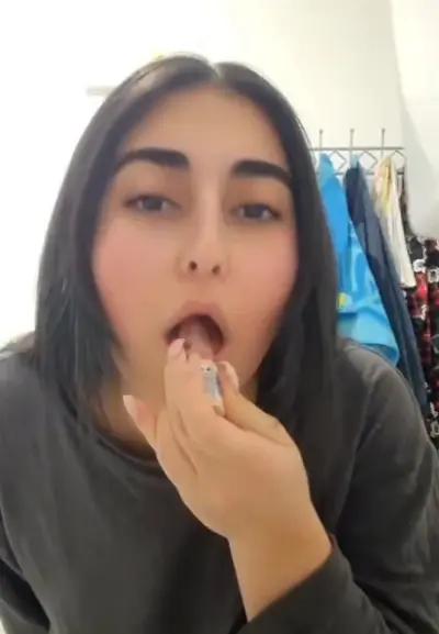 Deutsche kurdin fickt sich selber anal cover image