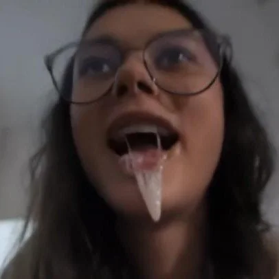 "RARO" Garota Nerd pagando boquete babado main image