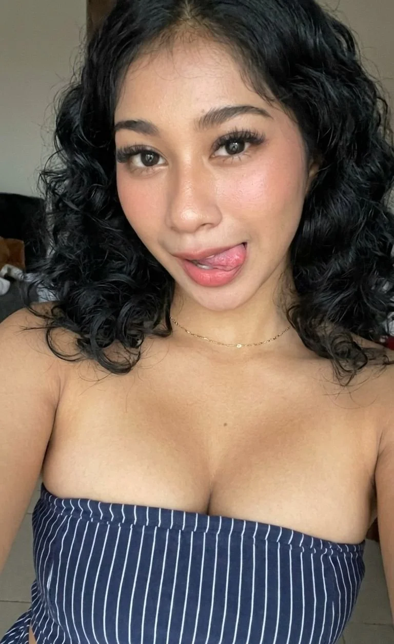 Una zorrita que le gusta presumir las tetas image 5
