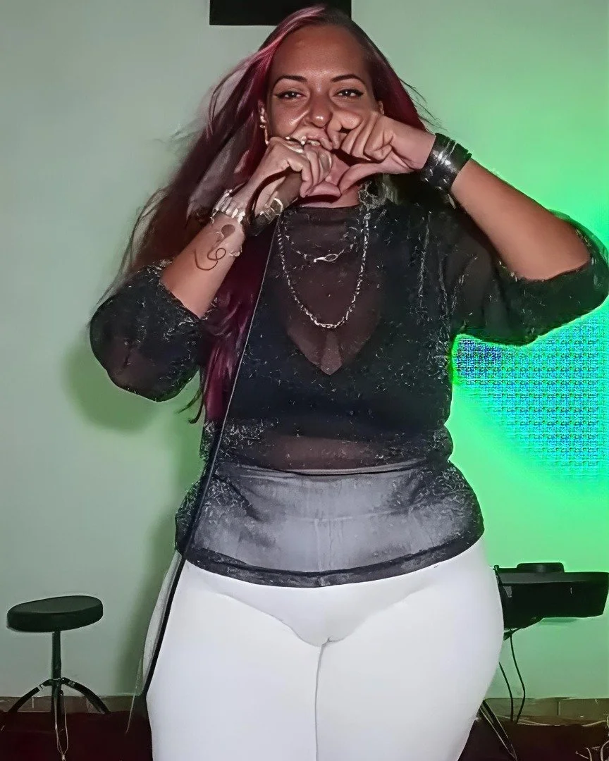 Paty Burton Cantora Sexy image 5