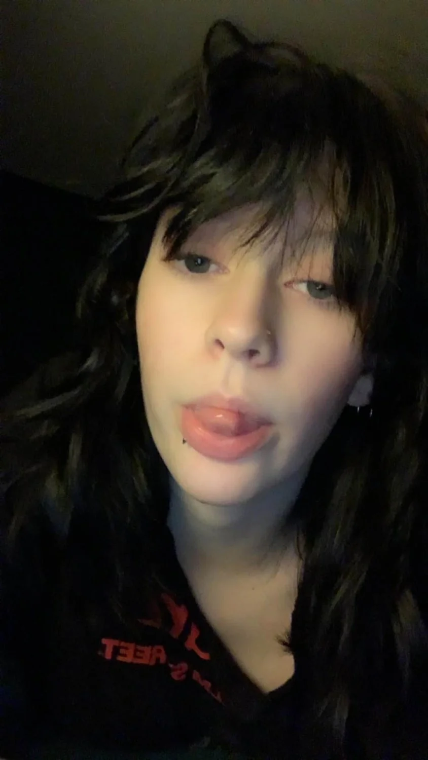 alt ex fingers herself image 3