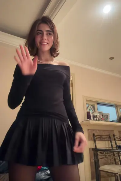Angelita rochista levanta su vestido mostrando su linda vagina depilada 🫦😈 cover image