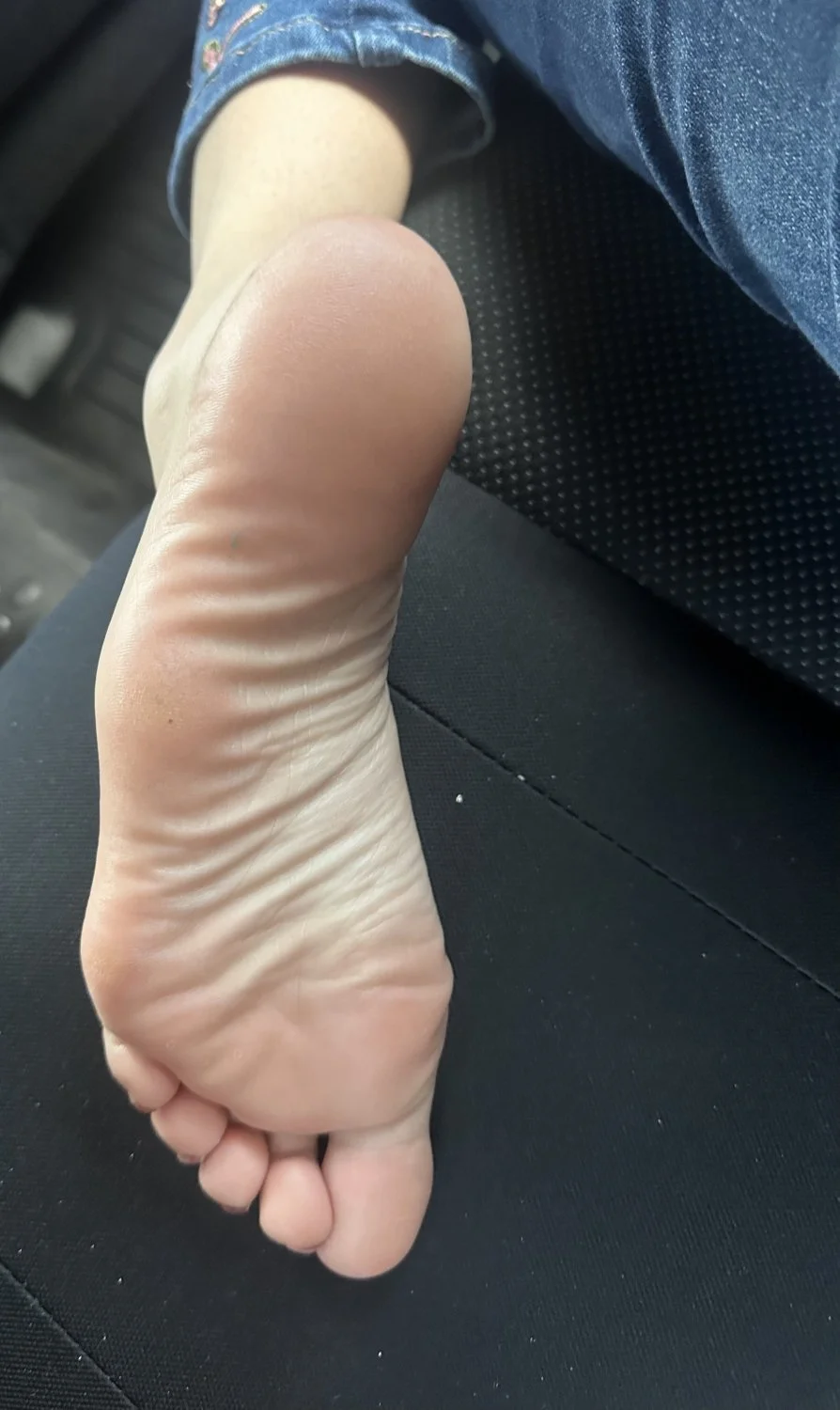 Petite GF lets me photo her soles in the car image 1